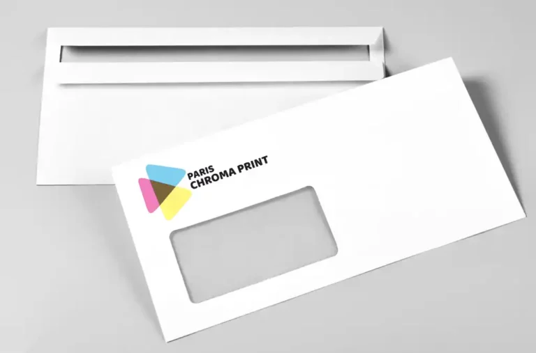 Impression Enveloppe blanche avec le logo "Paris Chroma Print" et une fenêtre d'adresse.